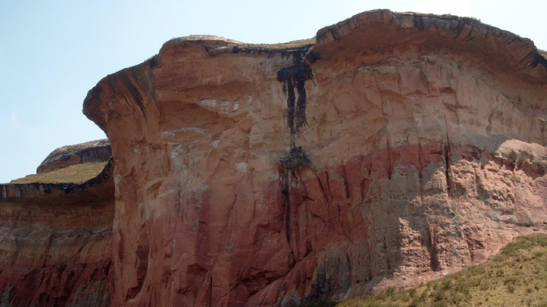 The town of Clarens is in the Maluti Mountains and close to the Golden Gate Highlands National Park