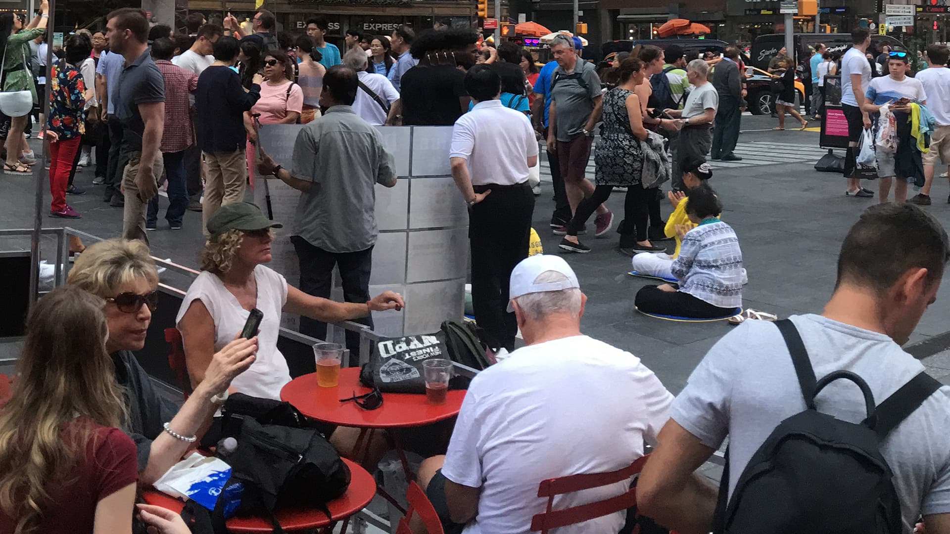 Common Travel Scams in South Africa - Friendly people striking up a conversation