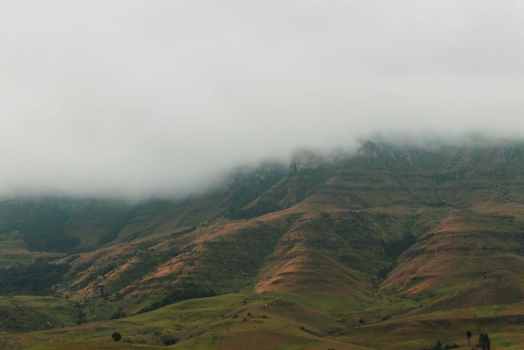 experience-the-majestic-drakensberg-mountains-an-unforgettable-journey-3-1024x683.jpg
